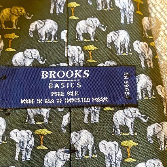 Brooks Brothers Basics Pure Silk Tie Elephant Tie Novelty Animal Olive Green - Picture 4 of 4